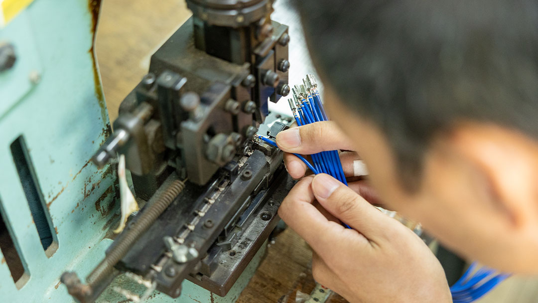 ワイヤーハーネス製造-圧着